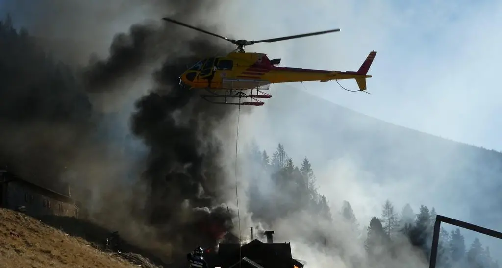 Devastante incendio al rifugio Tonini Al lavoro decine di vigili del fuoco