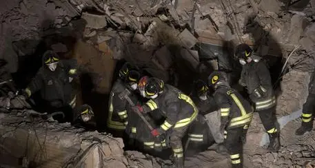 Morte madre e figlia di 9 anni nel crollo della palazzina