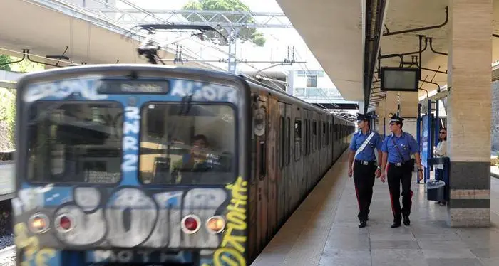 Roma, grave ragazzino travolto dalla metro B