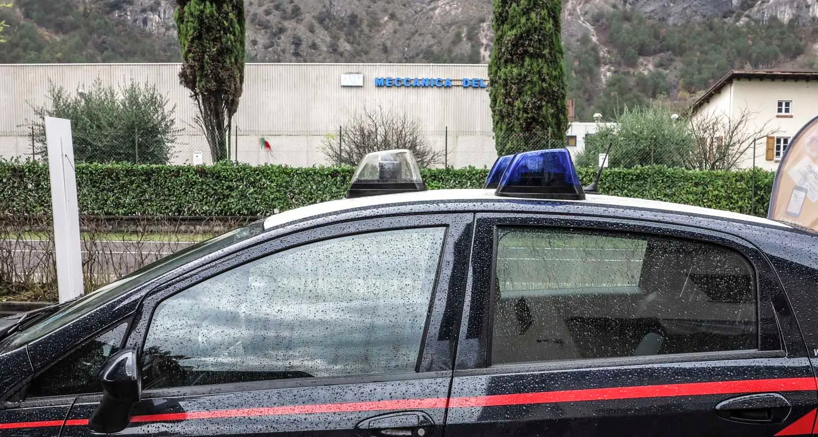 Il blitz: petardi e fumogeni contro la fabbrica d'armi