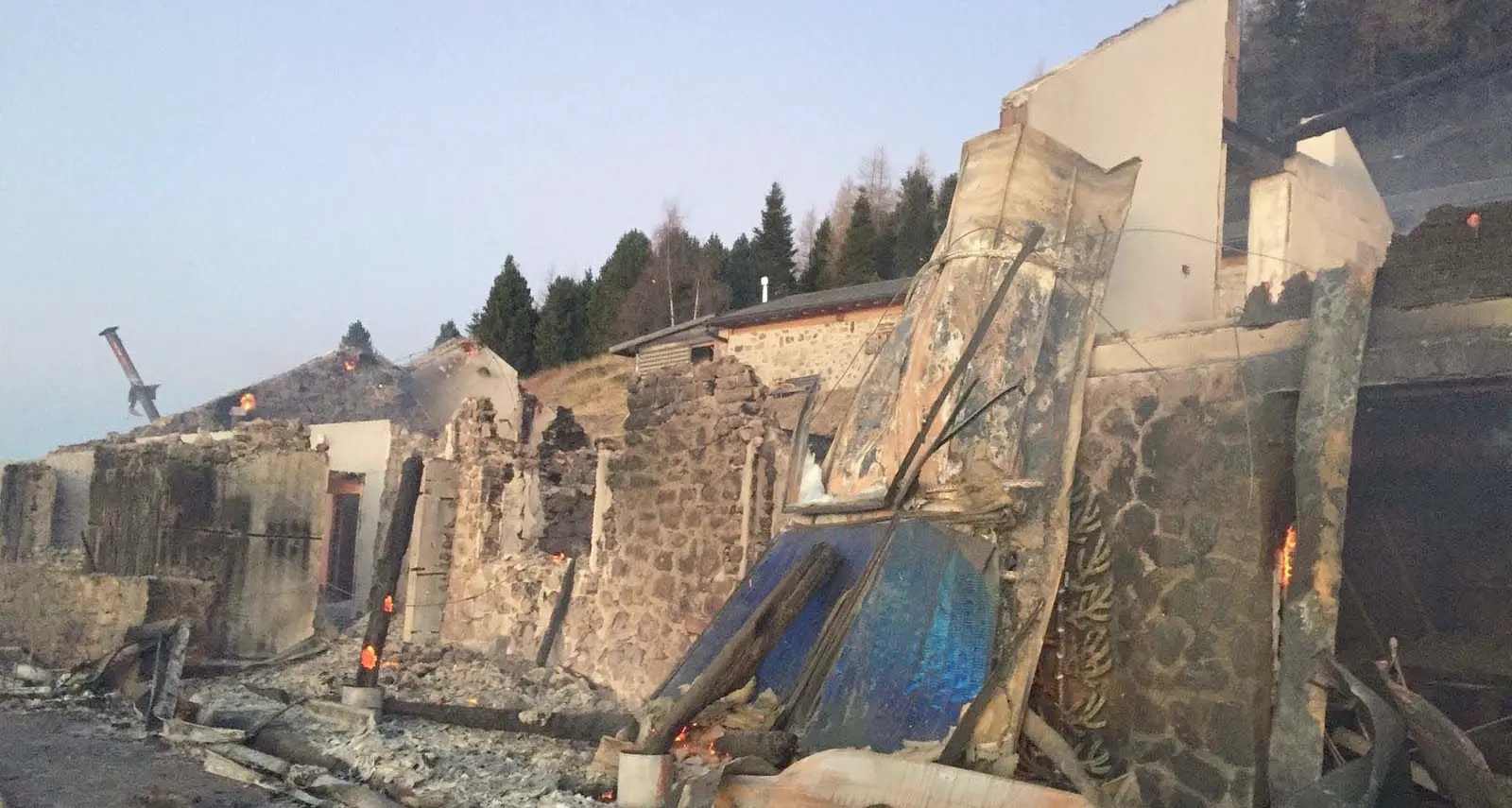 Rifugio Tonini distrutto dalle fiamme I gestori Hana e Narciso attoniti