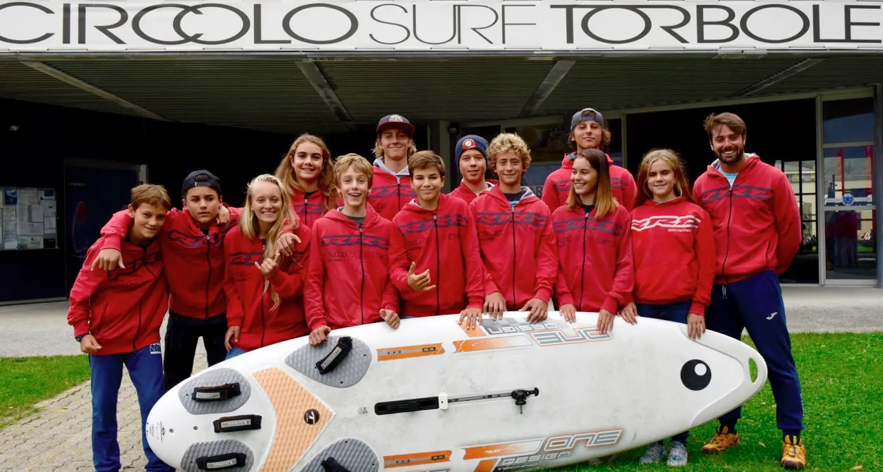 Mondiali giovanili di windsurf al palo Sul lago di Garda non c'era vento