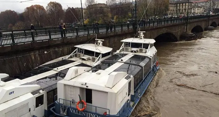 Torino, la piena del Po fa paura Due battelli trascinati via dalla corrente