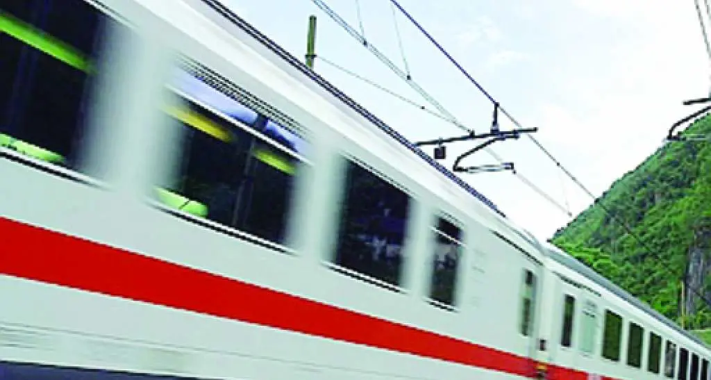 Uccisa dal treno in corsa Donna ancora senza nome