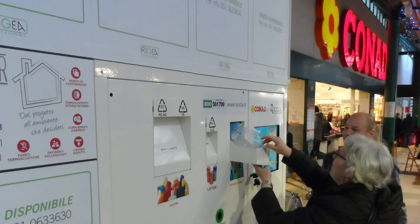 Trento: buoni sconto per la spesa in cambio di bottiglie e lattine