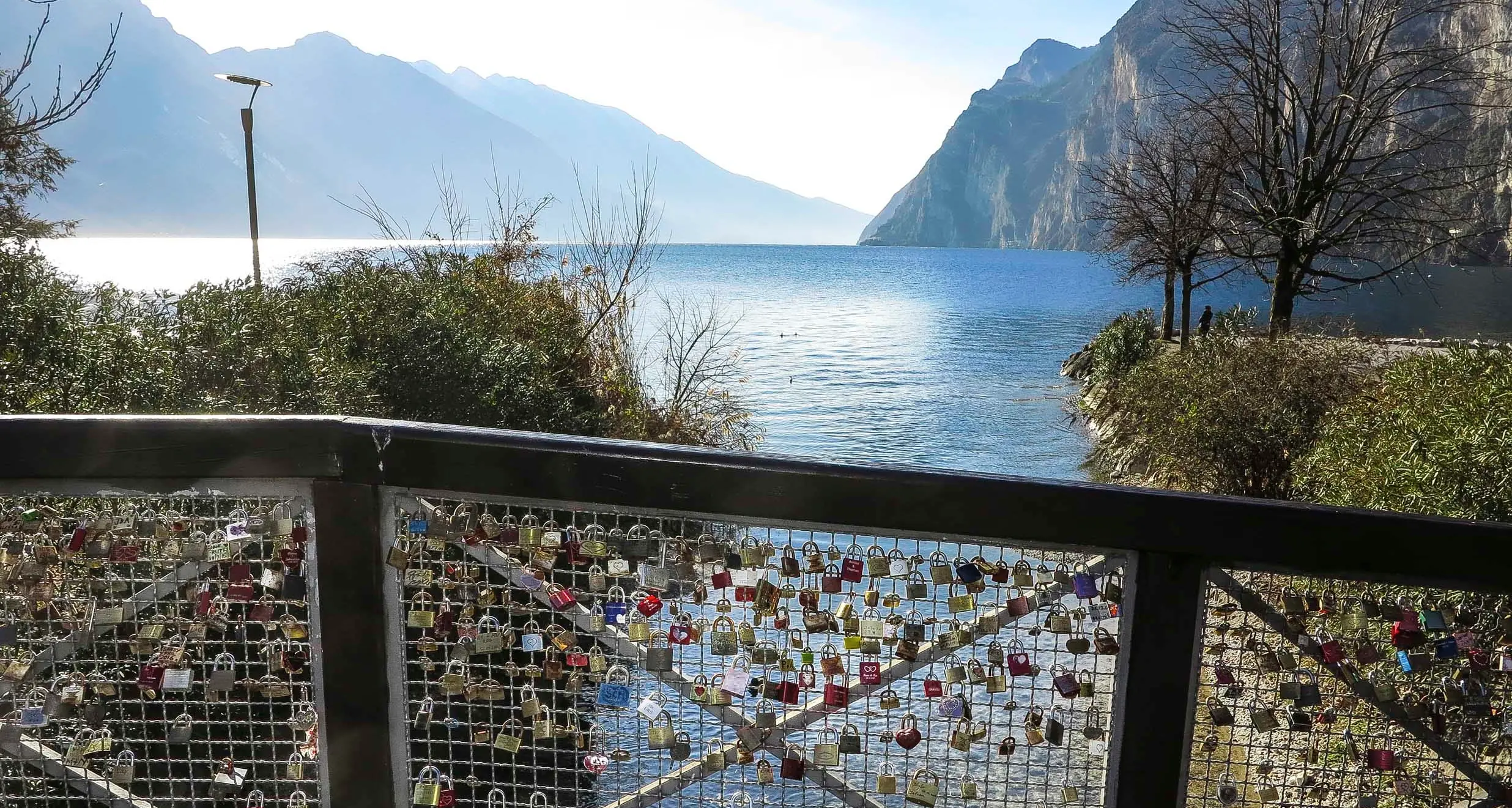 Riva, lucchetti dell'amore tranciati a Punta Lido