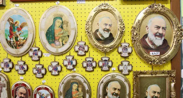 Simboli religiosi, oltre il Crocifisso, Padre Pio, nelle case degli italiani è il santo più amato