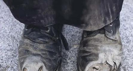 Scrivere con le scarpe ripensando Erodoto