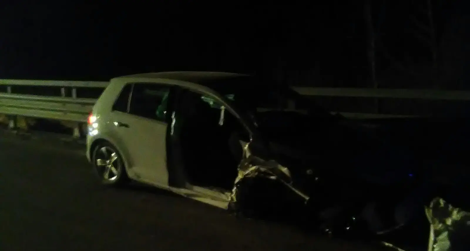 Auto contro la roccia, ferita una giovane di 27 anni
