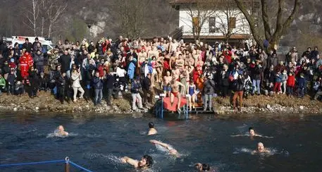 Ledro, tuffo nel lago gelato per gli irriducibili del freddo