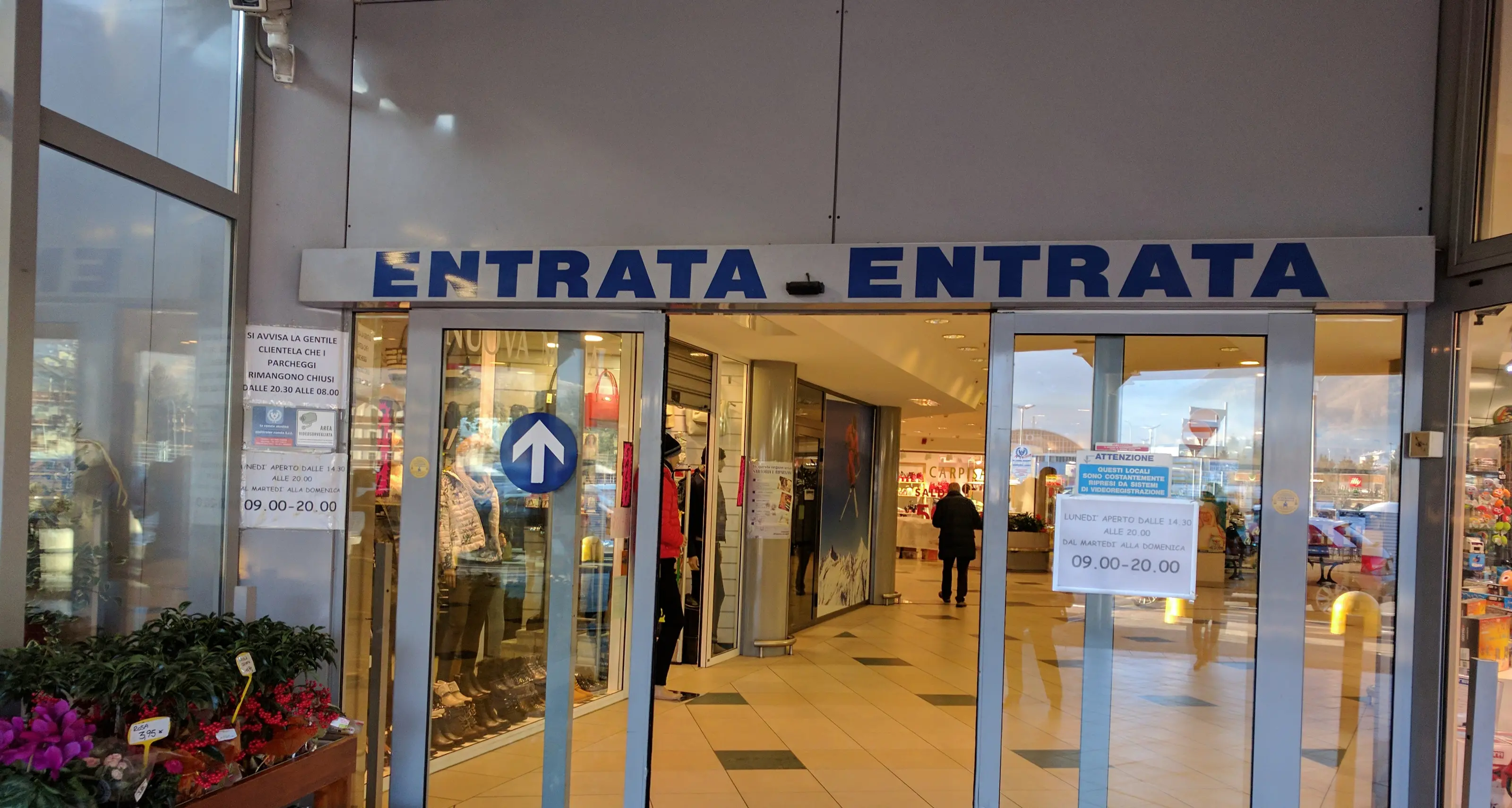 «Turni senza respiro: il mio inferno al centro commerciale» Lavoro allo Shop Center, il racconto di un ex commesso