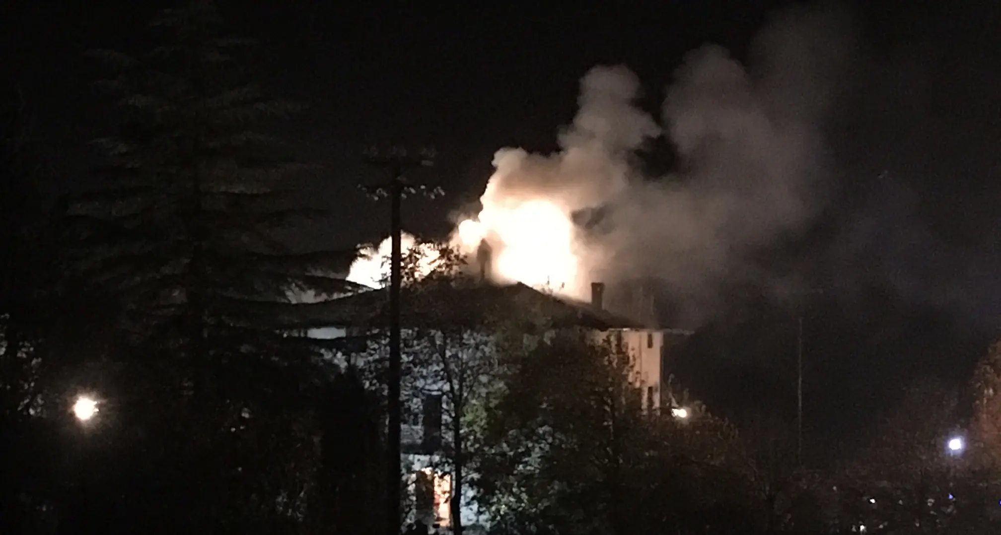 Stravino, fiamme nella notte in mansarda Tetto devastato, in salvo due persone