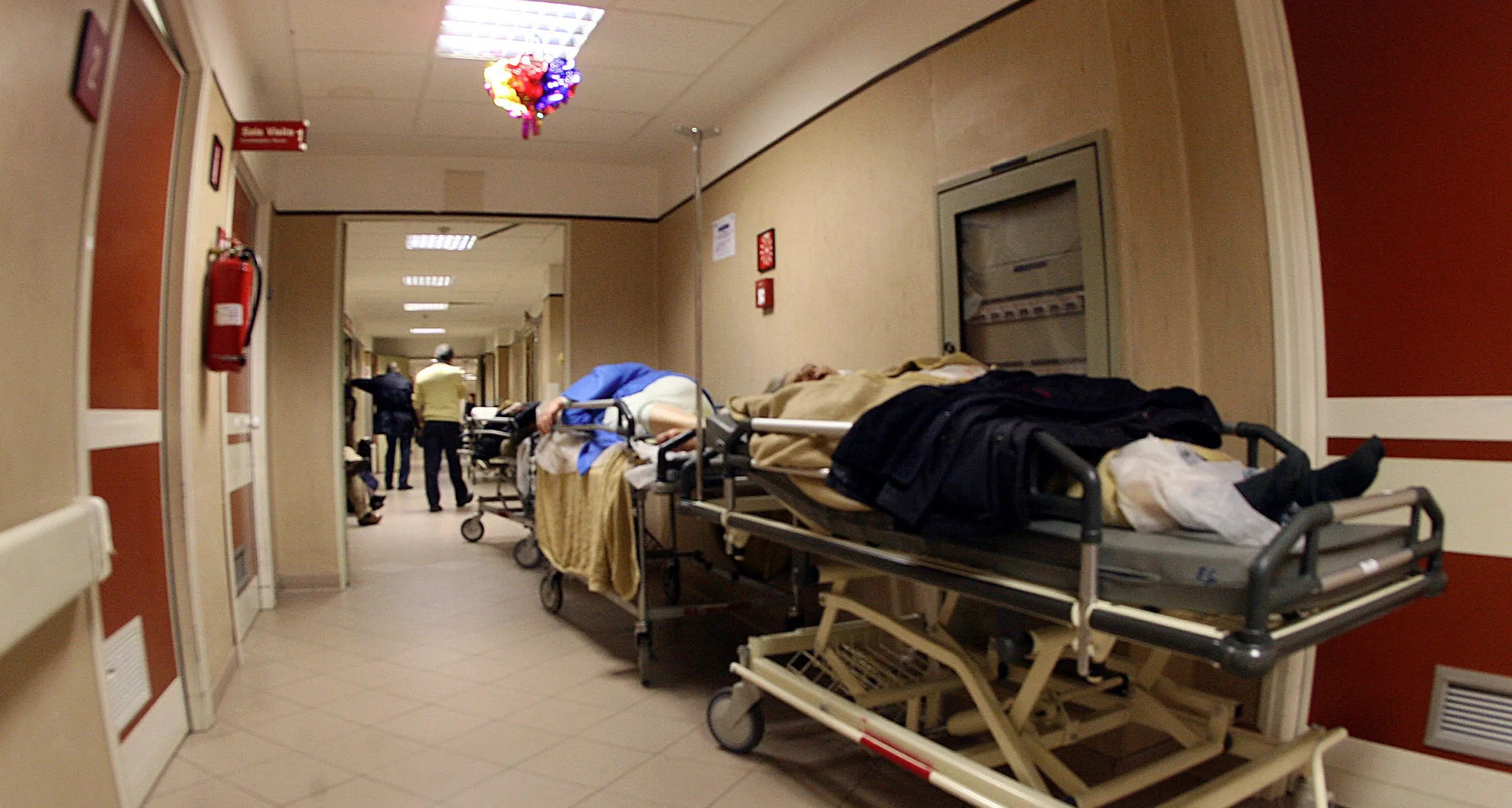 Arrestati medico e l'amante infermiera Sospettati di omicidio per 5 morti