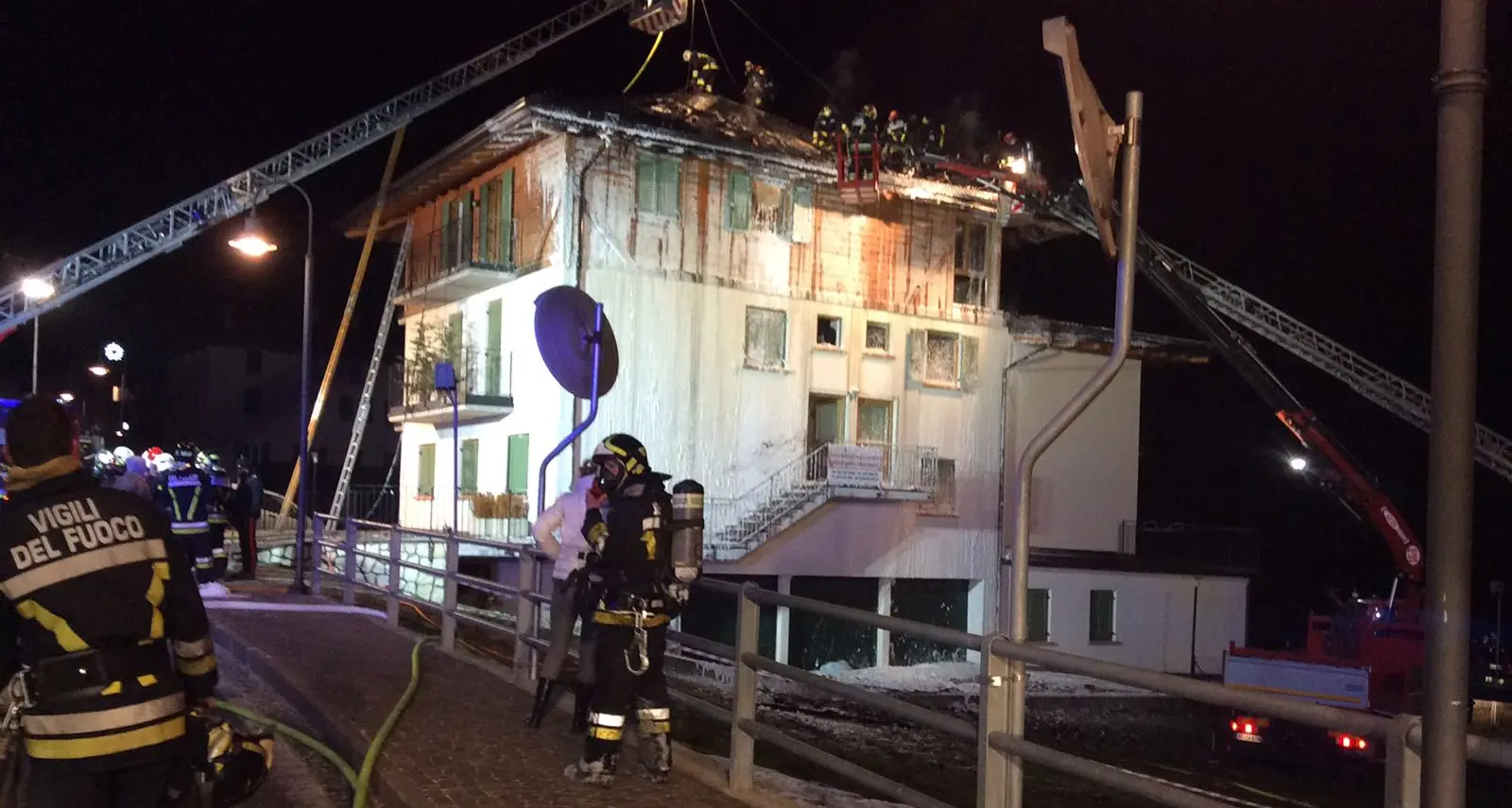 Sfruz: in fiamme il tetto di un edificio Danni ingenti, 60 i pompieri intervenuti