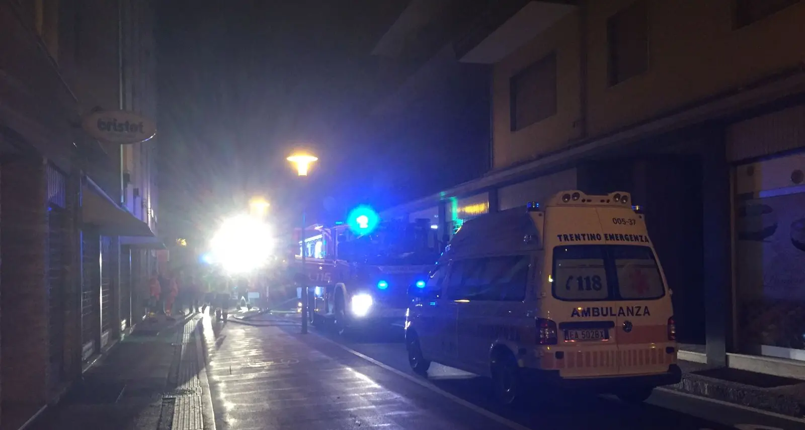 Massimeno, cede il parapetto del balcone Due giovani precipitano: sono in rianimazione