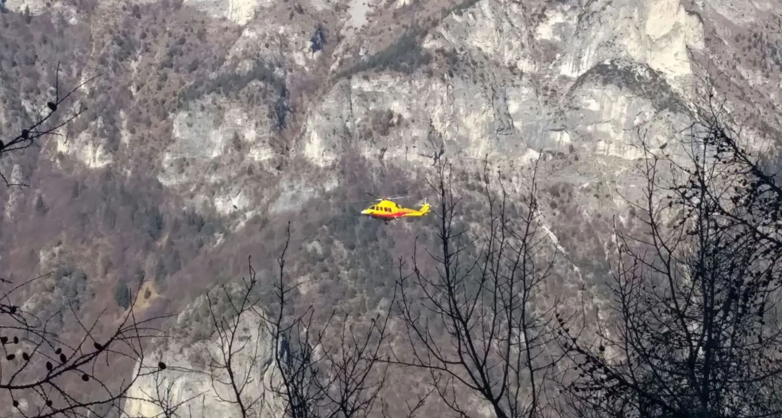 Precipita in un canalone Recuperato dall'elicottero