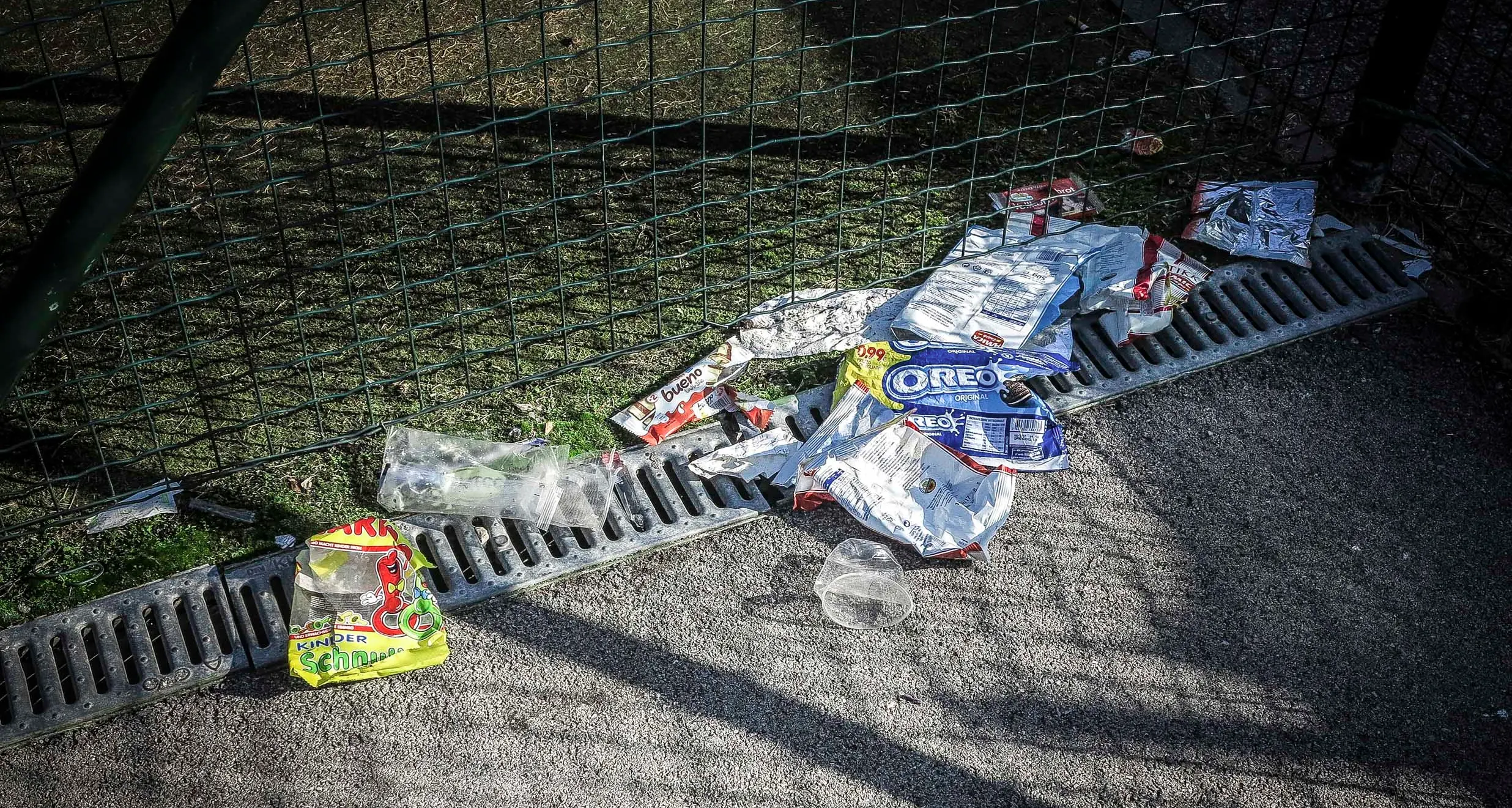 Il campo di basket ridotto a discarica