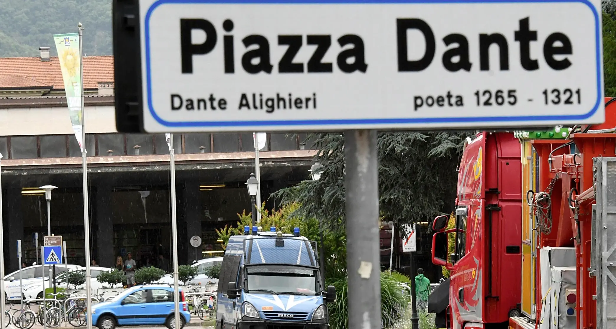 Torna l'aggressore: colpite due persone in piazza Dante