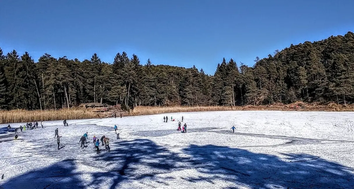 Santa Colomba, pattinaggio e hockey sul lago gelato