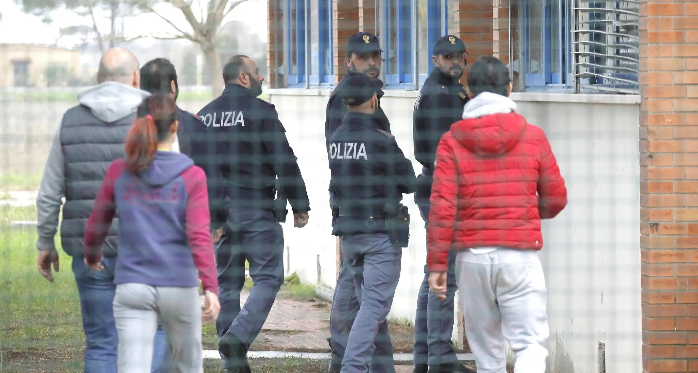Bimba all'asilo ingerisce pezzo di gomma piuma e soffoca