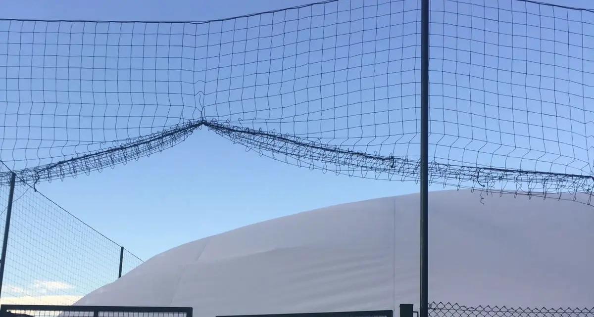 Mezzocorona, vandalismi al pallone dei campi da tennis