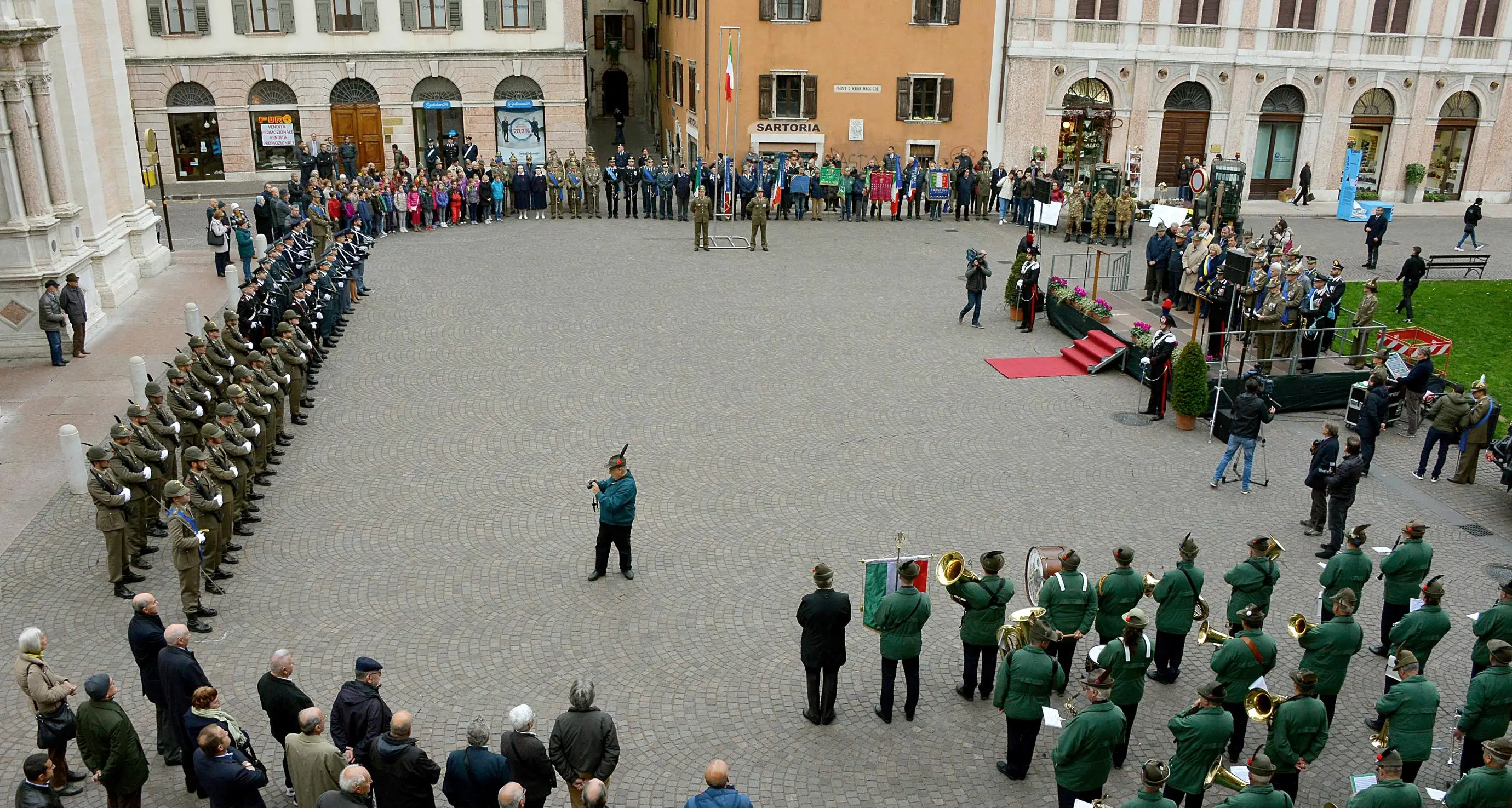 Giornata delle forze armate Cerimonia in piazza Santa Maria