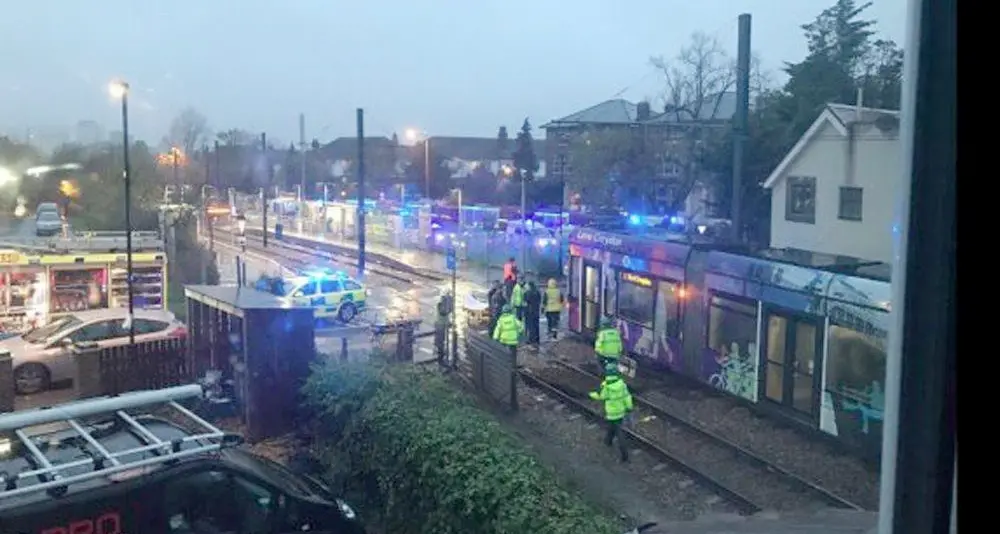 Londra, tram deraglia Ci sono almeno 5 morti