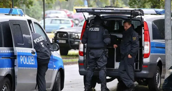 Allarme all'aeroporto di Berlino fermato un uomo con giubbotto e cavi elettrici