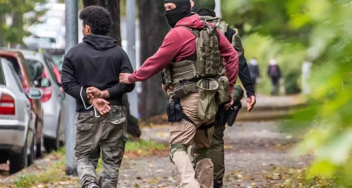 Germania: tre fermi, continua la fuga del sospetto terrorista