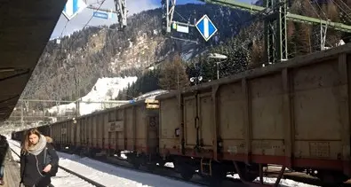 Trovati 11 migranti su treni merci in Tirolo