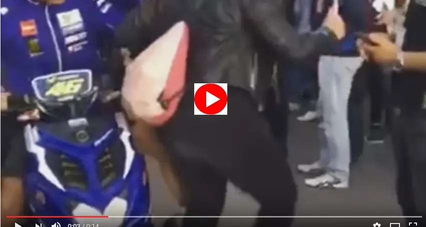 Valentino furioso in scooter Urta donna e va via - Video