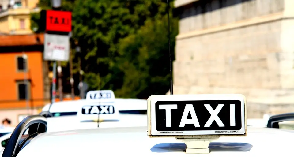 Il Comune non punisce il tassista aggressivo
