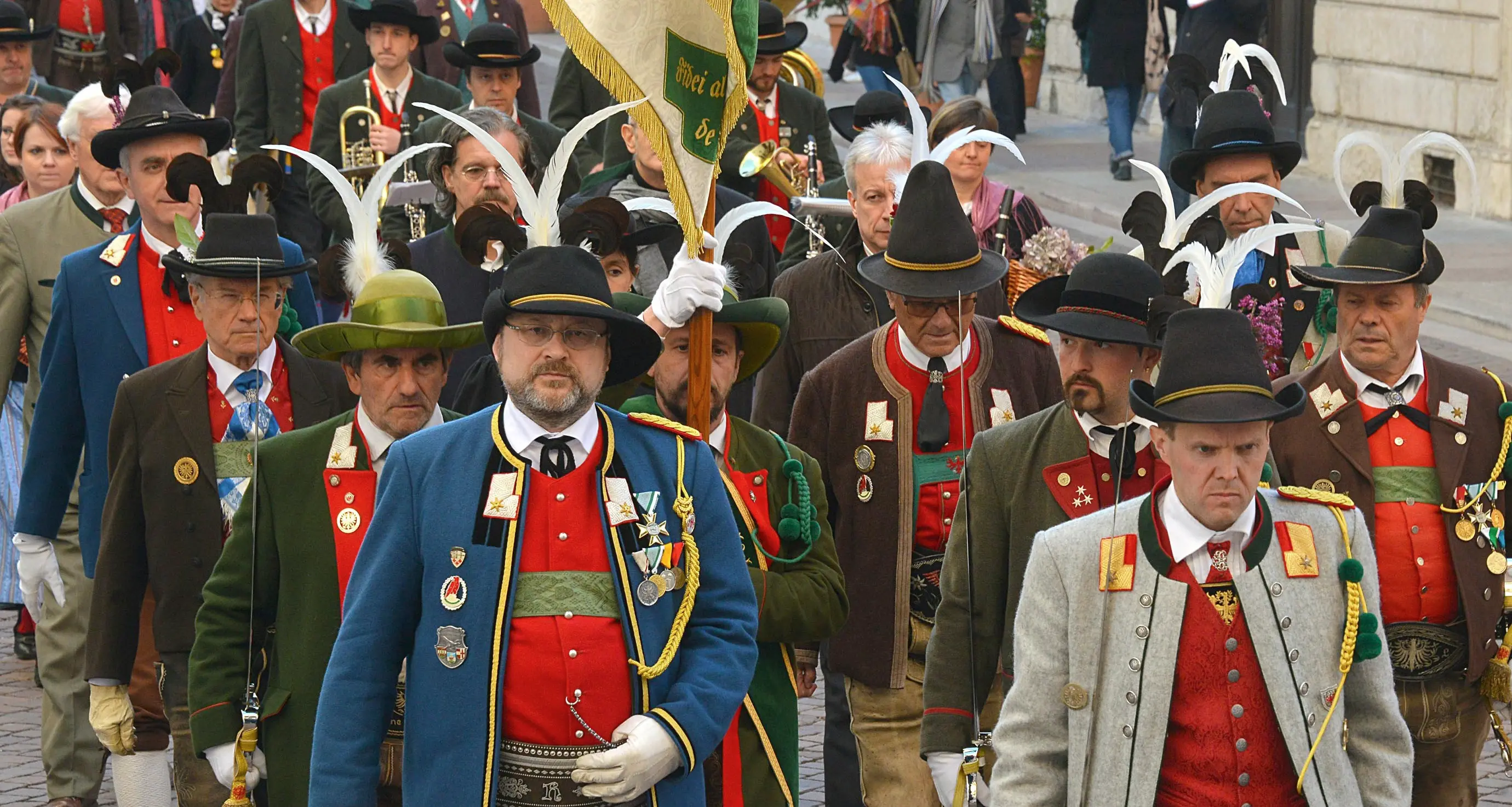 La bandiera per il «no» degli Schützen di Trento
