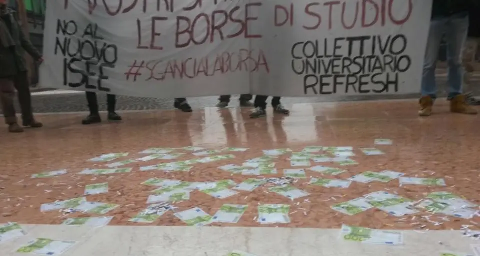 Pioggia di banconote finte all’inaugurazione della Buc