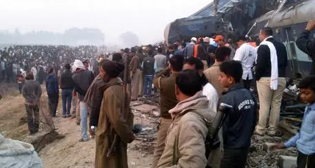 India: deraglia un treno, almeno 90 morti