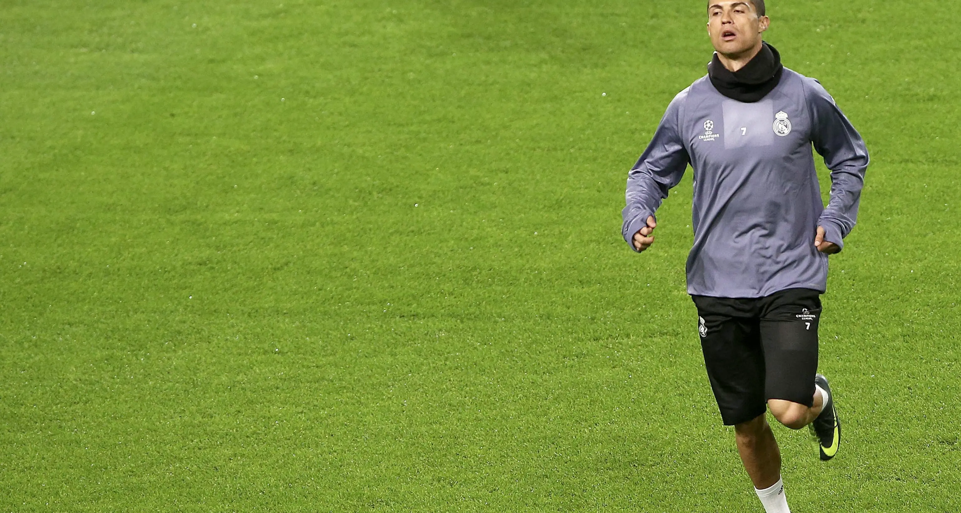 Ronaldo camuffato a spasso per Parigi con la nuova fiamma