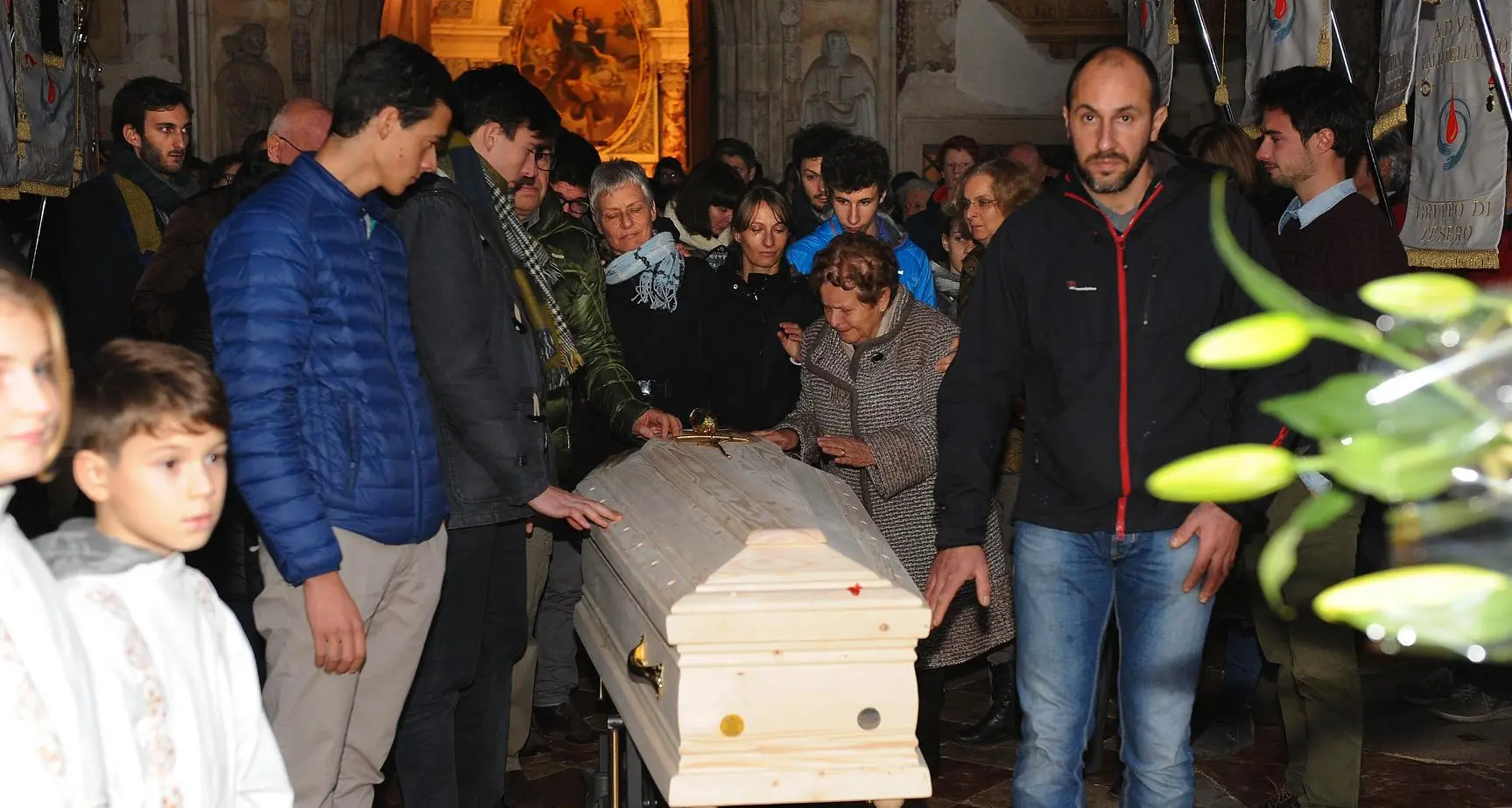 Cavalese, una folla per l'addio ad Alessandro Conti il giovane morto nell'incidente stradale in Alto Adige