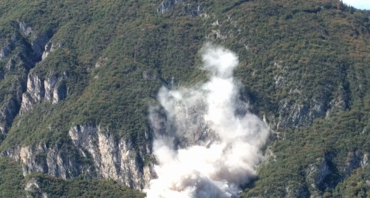 Parete rocciosa instabile a Ravina martedì prossimo il brillamento