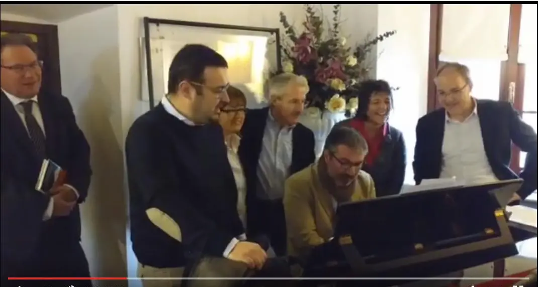 Auguri dalla giunta comunale che canta «Io vagabondo»