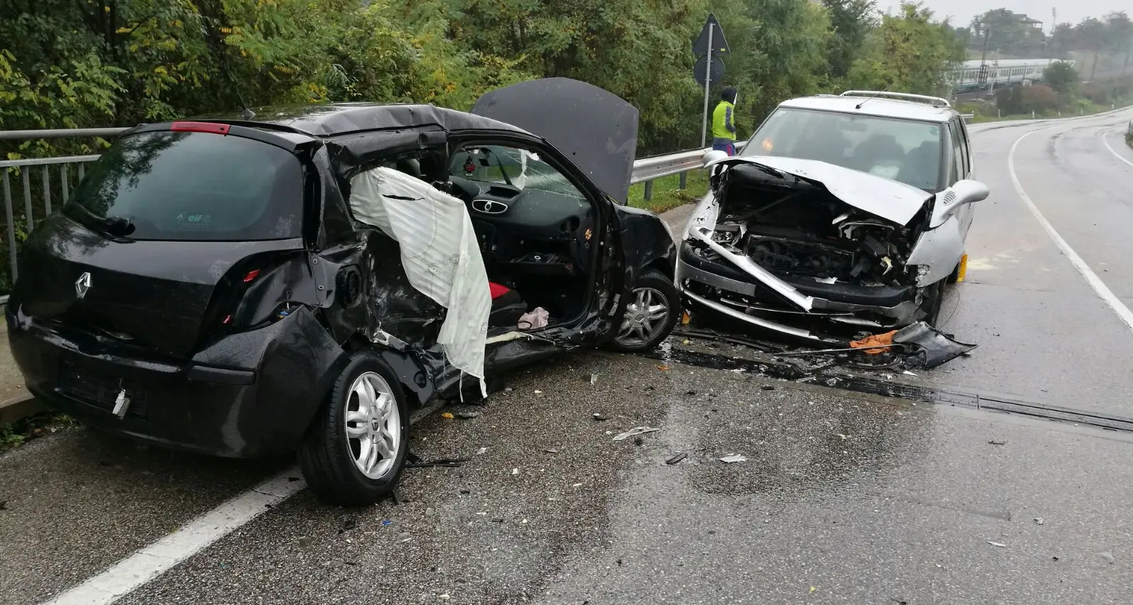 Scontro frontale tra auto sulla bretellina Paralizzato il traffico tra città e Destra Adige