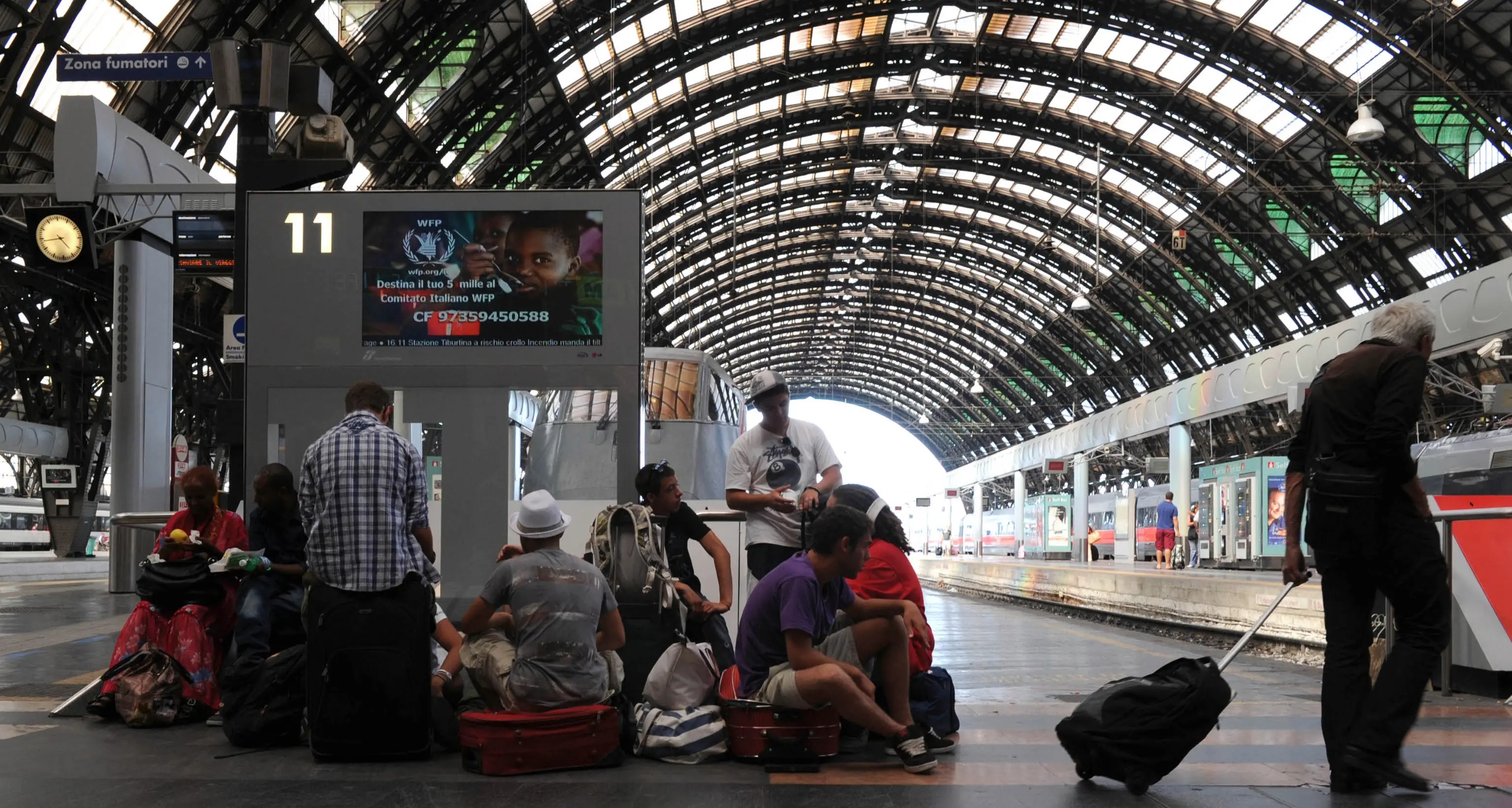 Lancio di sassi contro treni Ferito un macchinista