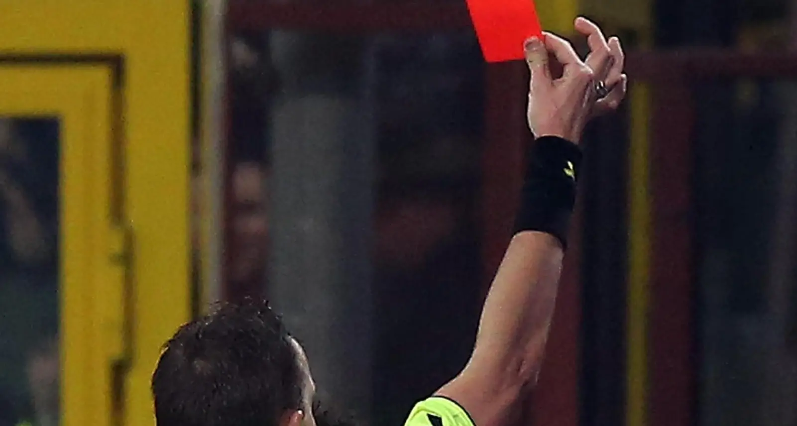 In fiamme la casa del capo degli arbitri La Grecia sospende i campionati