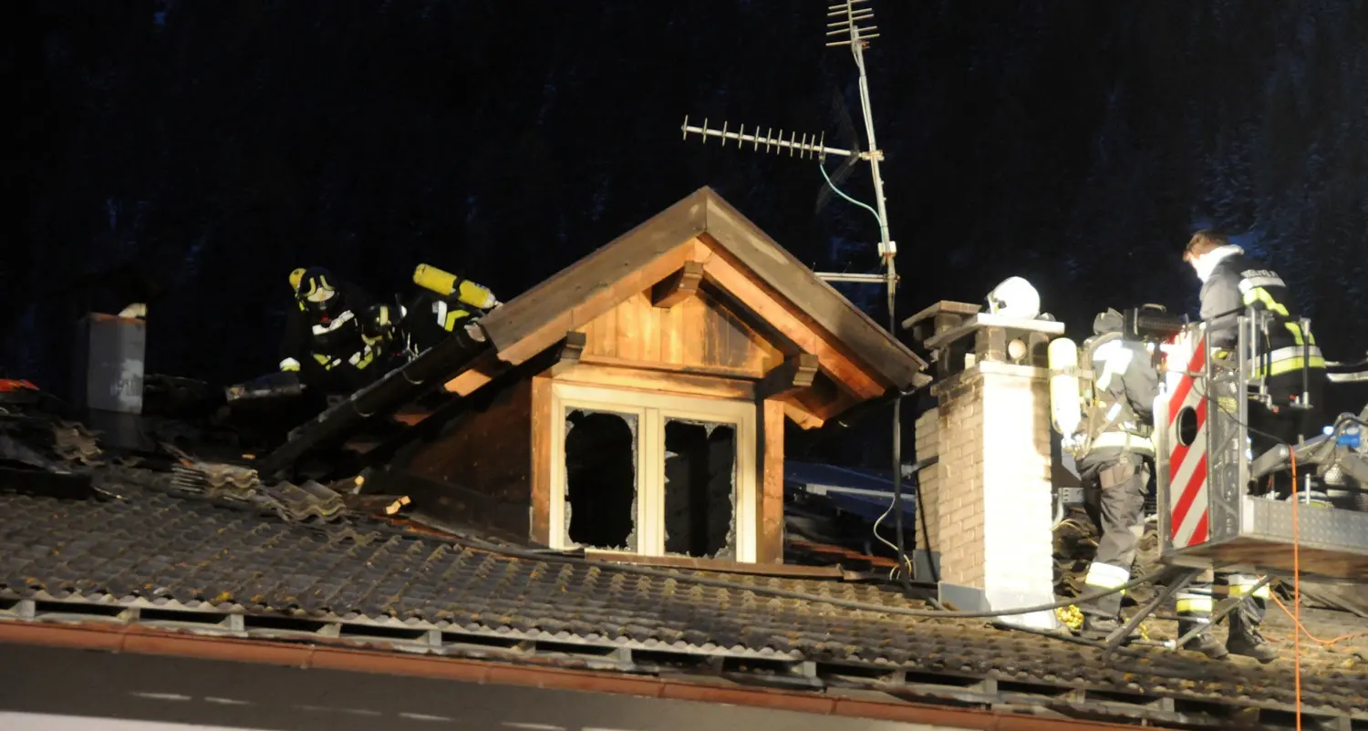 Mansarda in fiamme a Pozza di Fassa