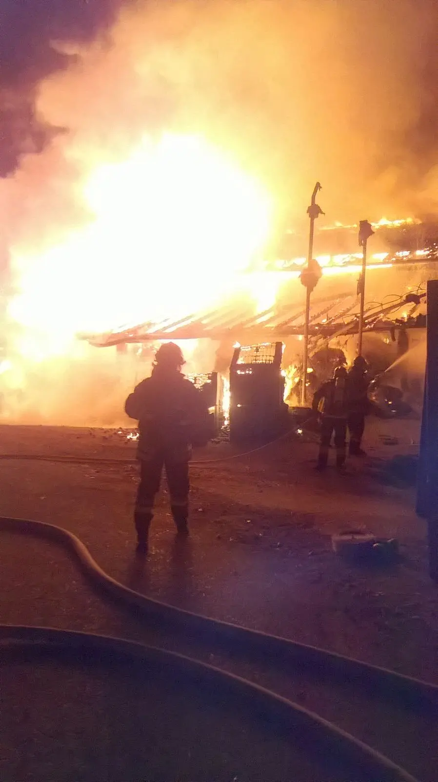 Furioso incendio nella notte in una stalla di Brez Ferito un ragazzo, i pompieri al lavoro per ore