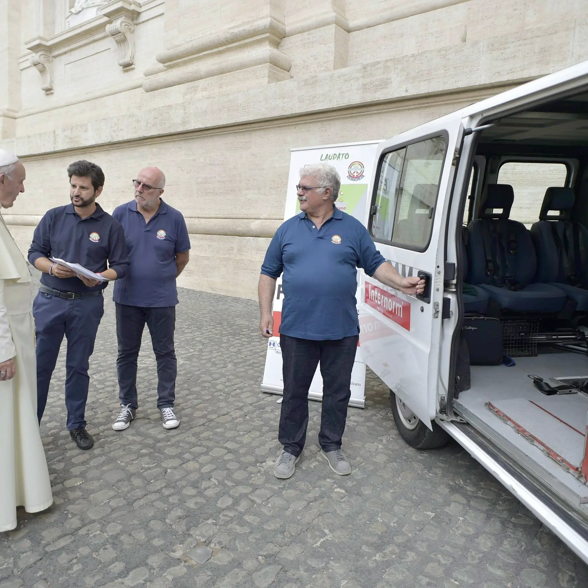Il Papa benedice il pulmino per disabili trasformato in elettrico dall'Unitalsi di Bolzano