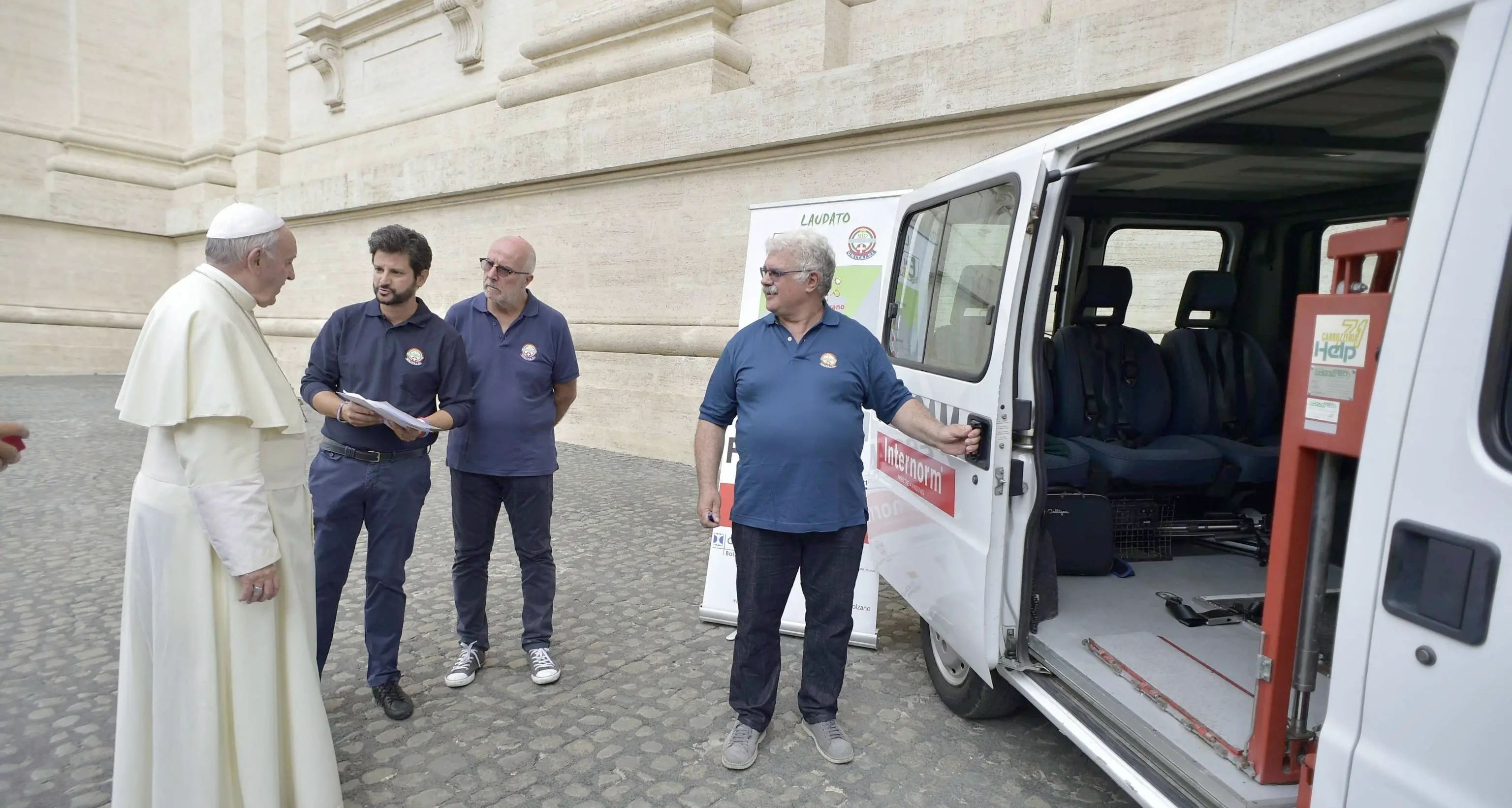 Il Papa benedice il pulmino per disabili trasformato in elettrico dall'Unitalsi di Bolzano