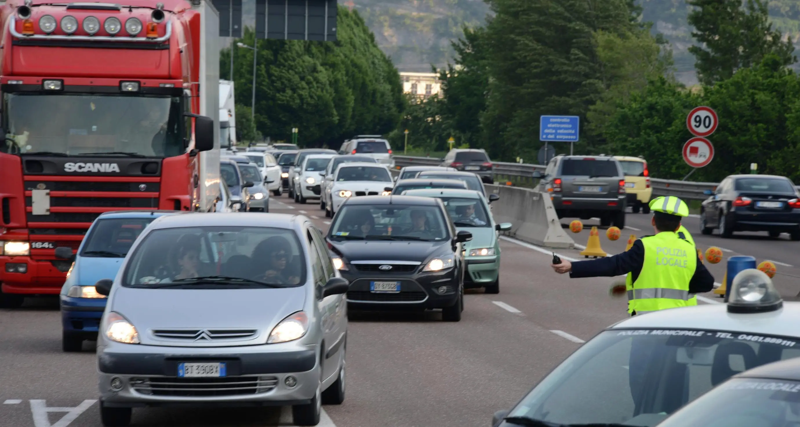 Passiamo in media 1 ora e 19 minuti al giorno al volante Ma l'uso dell'auto è in calo. Soprattutto il venerdì
