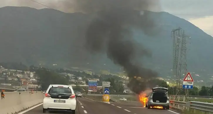 Auto in fiamme in tangenziale a Trento Nord Fumo denso e traffico paralizzato