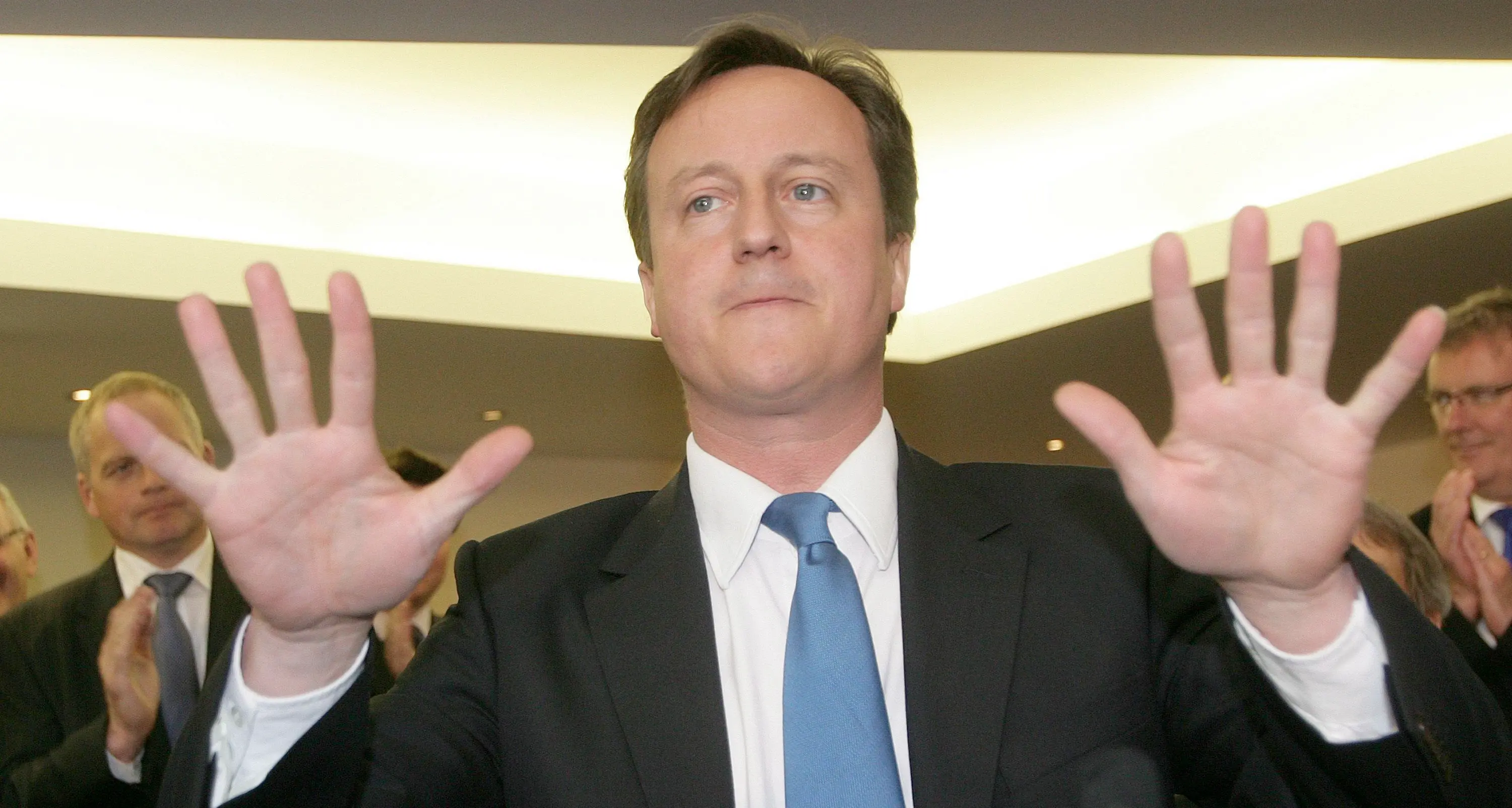 Cameron si dimette anche da deputato