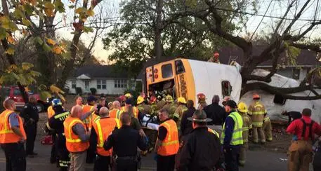 Scuolabus contro un albero in Tennessee, morti sei bimbi